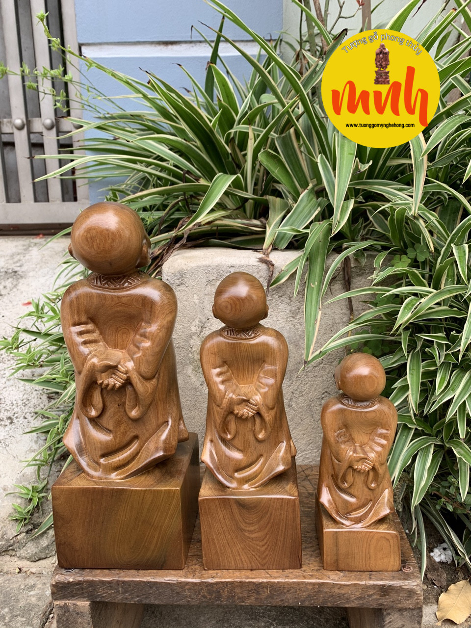 Tượng Chú Tiểu Vạn Sự Tùy Duyên Gỗ Bách Xanh